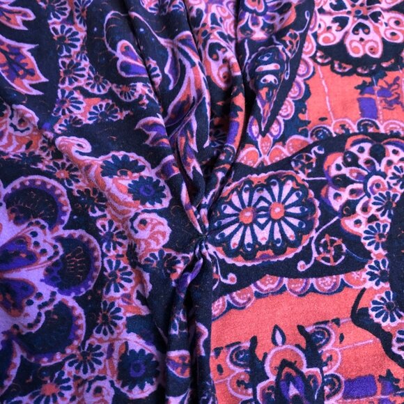 LuLaRoe Purple Pink Paisley Floral Top Womens Sz Medium Soft Short Sleeve Tunic - Picture 8 of 9